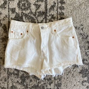 White cut off Levi’s shorts